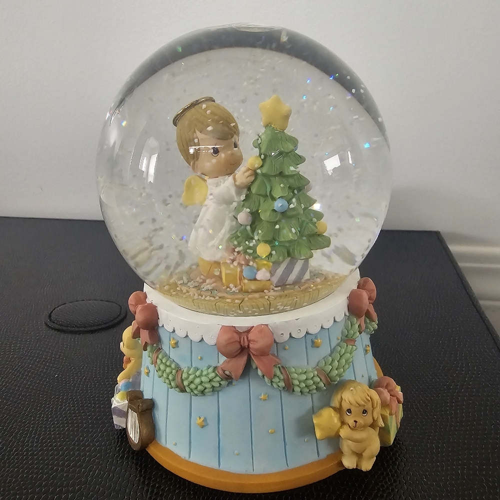 Precious Moments Musical Snow Globe (O Tannenbaum)